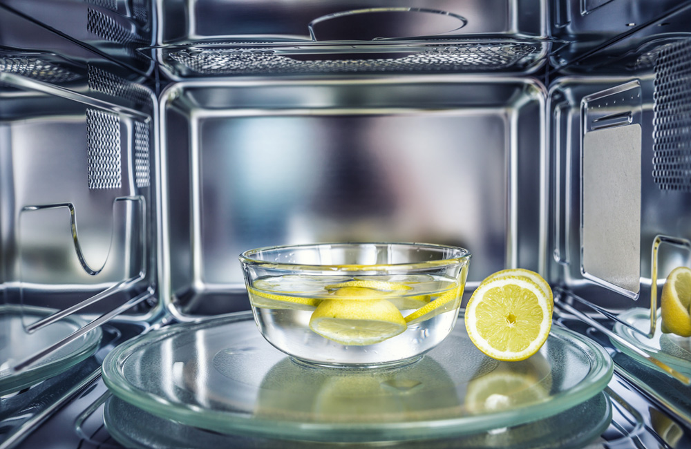como-limpiar-microondas-con-agua-y-limon